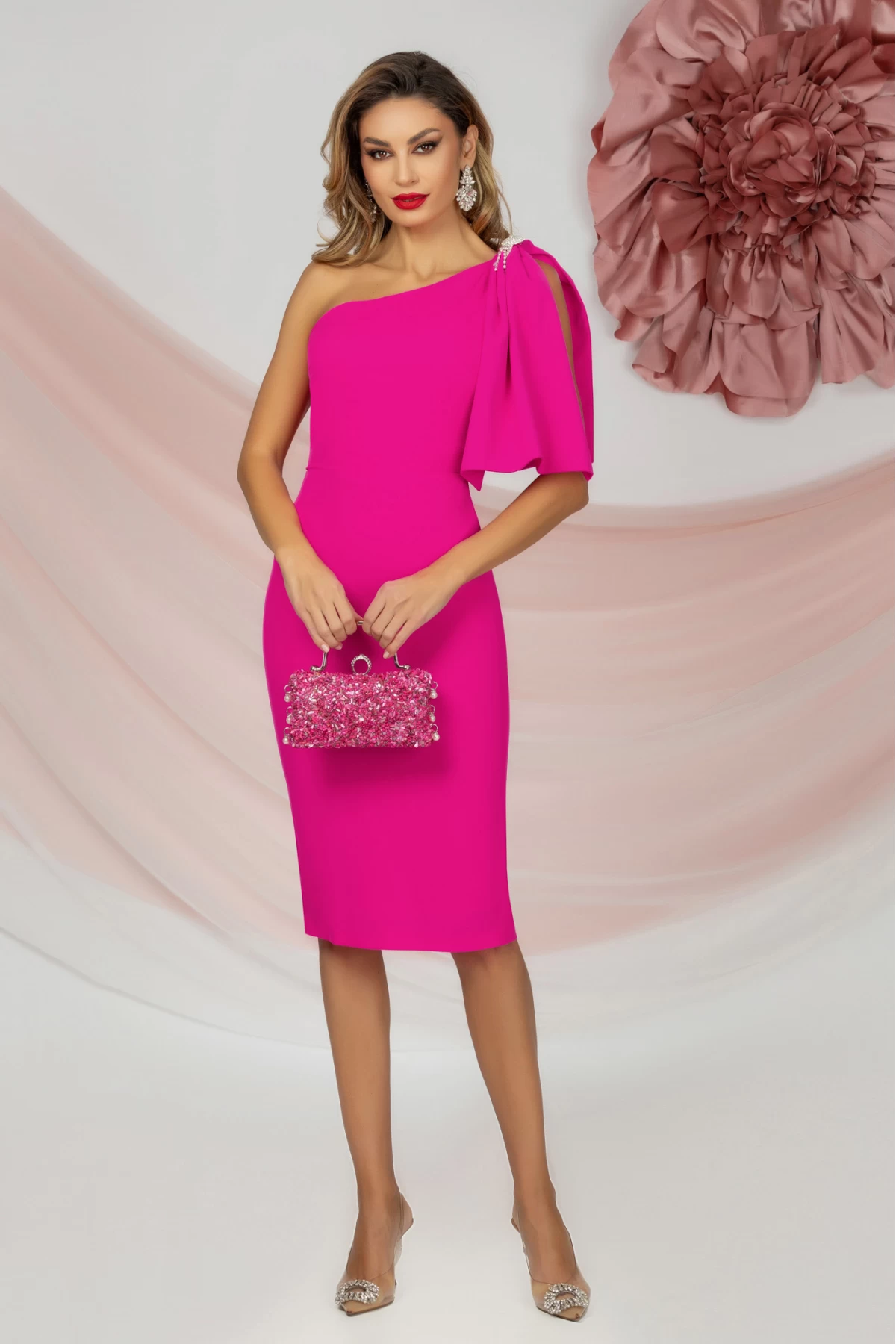 Rochie de ocazie midi fuchsia cu umar gol si funda accesorizata cu strassuri