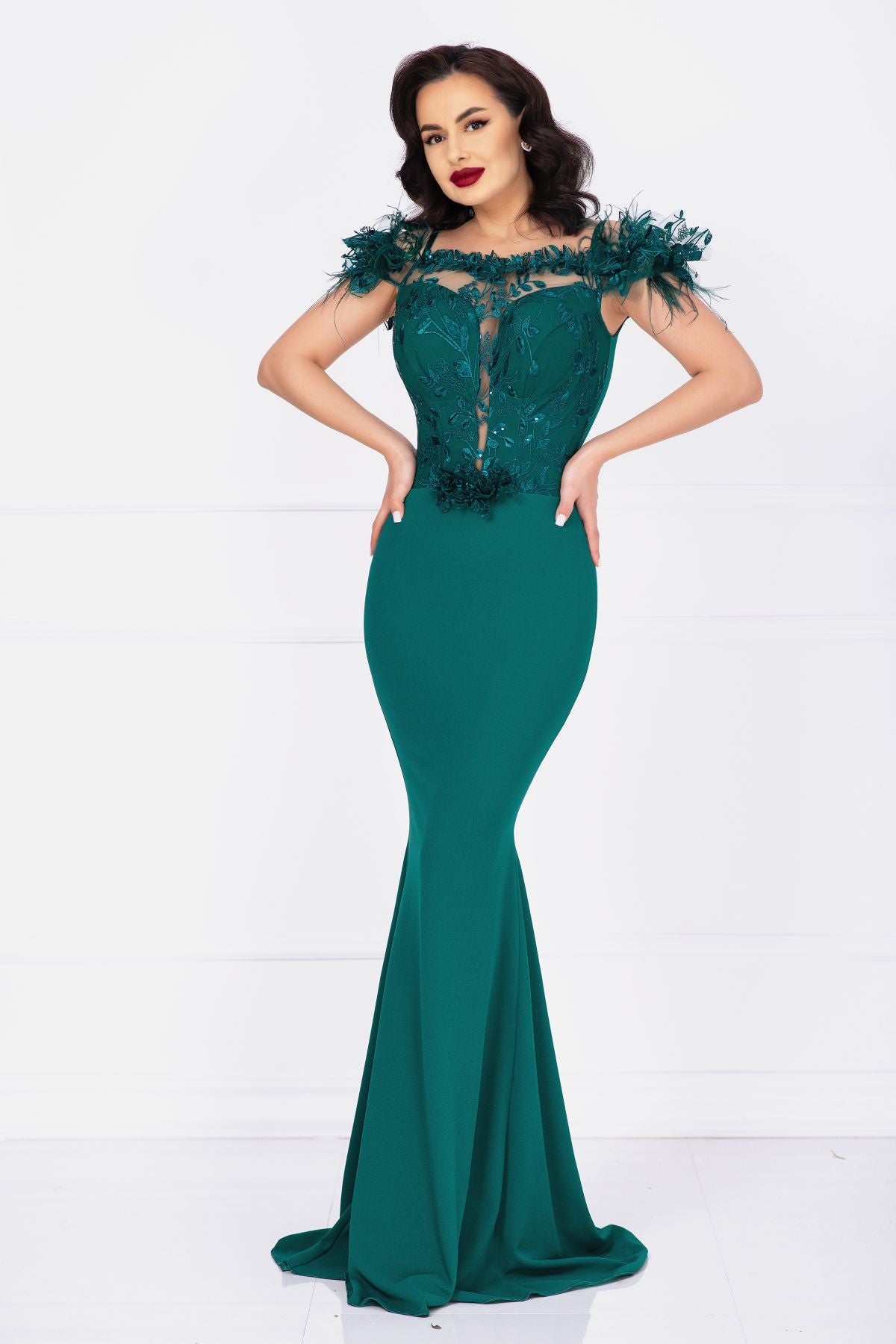 Rochie de seara Noely lunga verde cu broderie pretioasa si fulgi