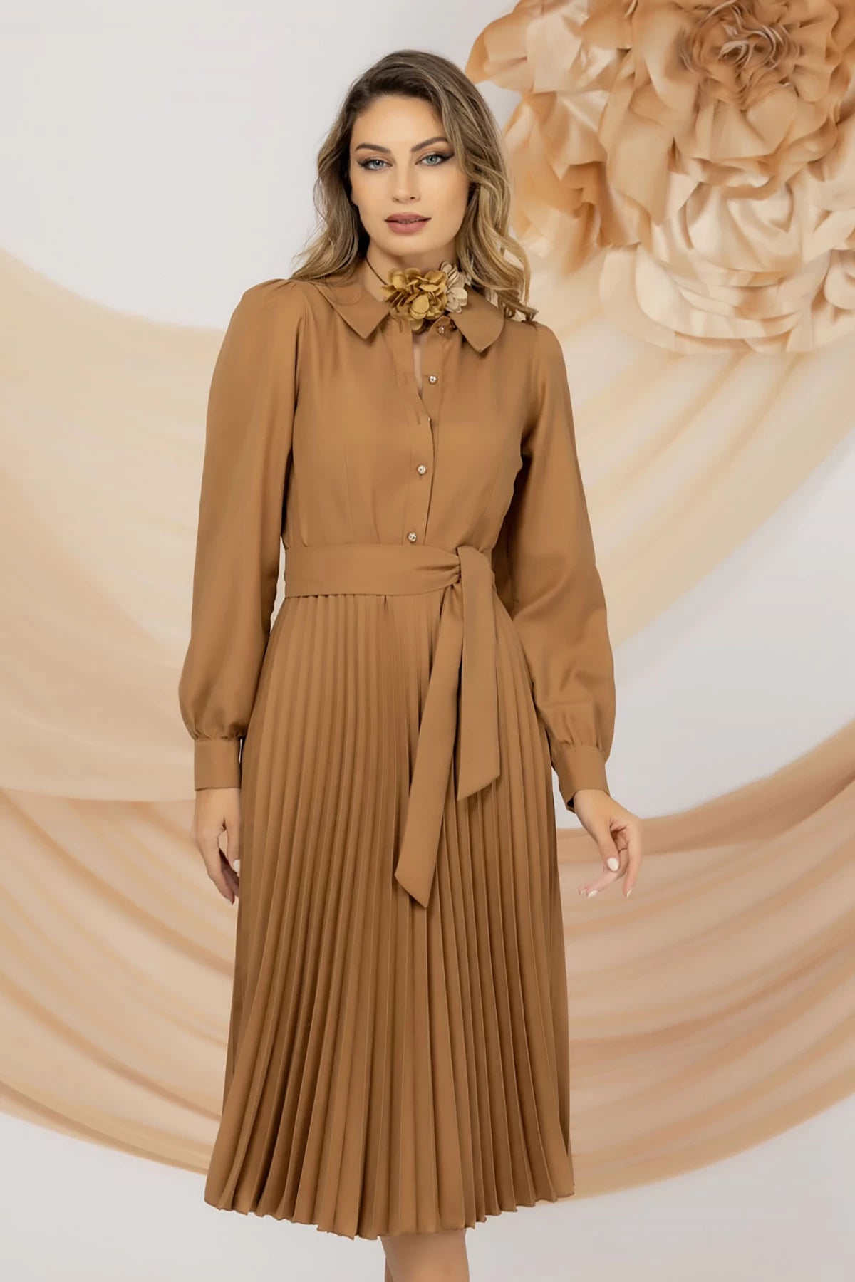 Rochie de zi camel Pretty Girl cu pliseuri