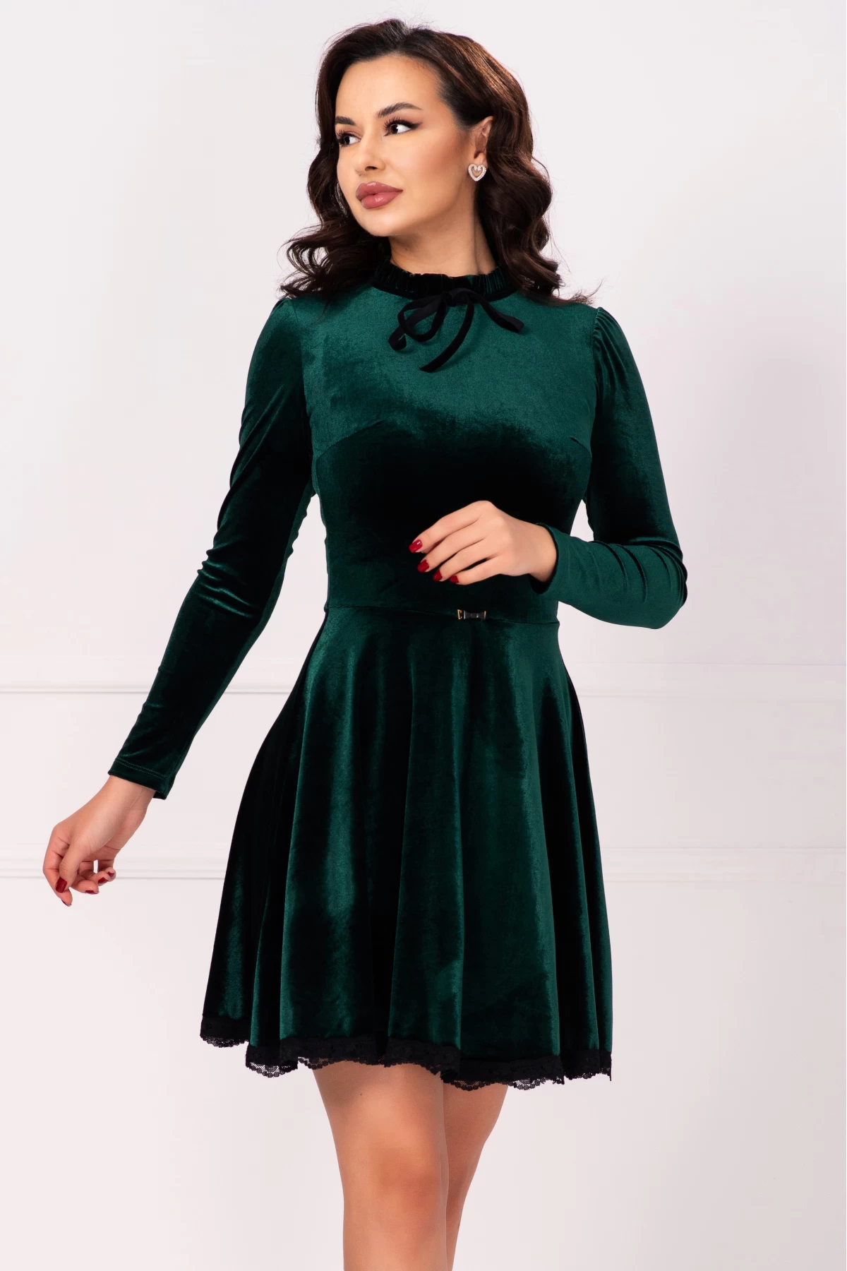 Rochie din catifea premium Estelle verde in clos cu guler cret