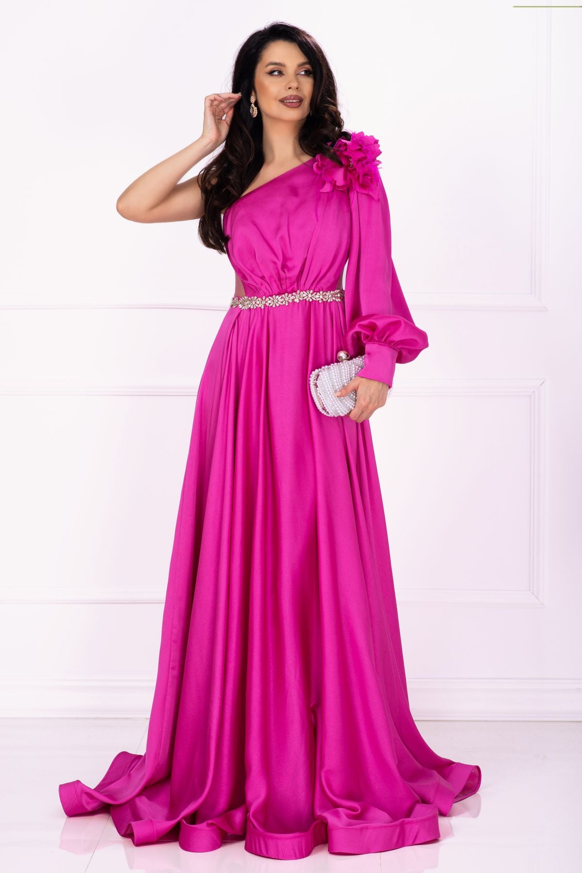 Rochie lunga de lux Medeea fucsia cu floare pe umar si detaliu pretios in talie